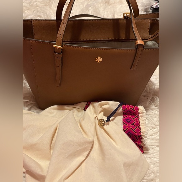 Tory Burch Handbags - Tory Burch Robinson Small Tote Tan/Cardamom